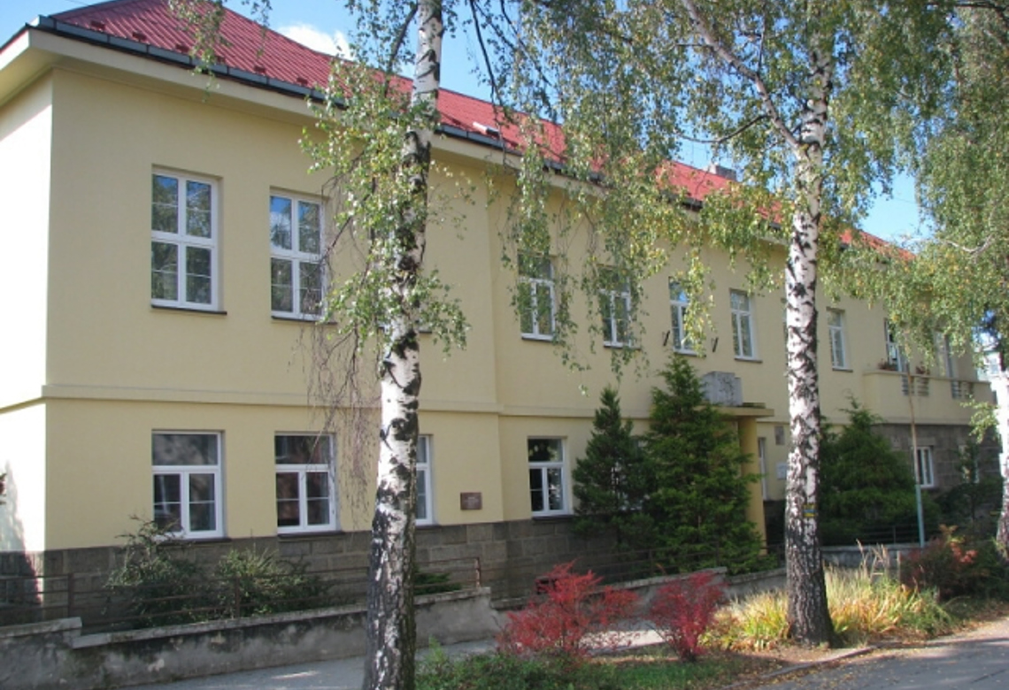 Gymnázium v budově bývalého okresního soudu od roku 1969 do roku 1992.